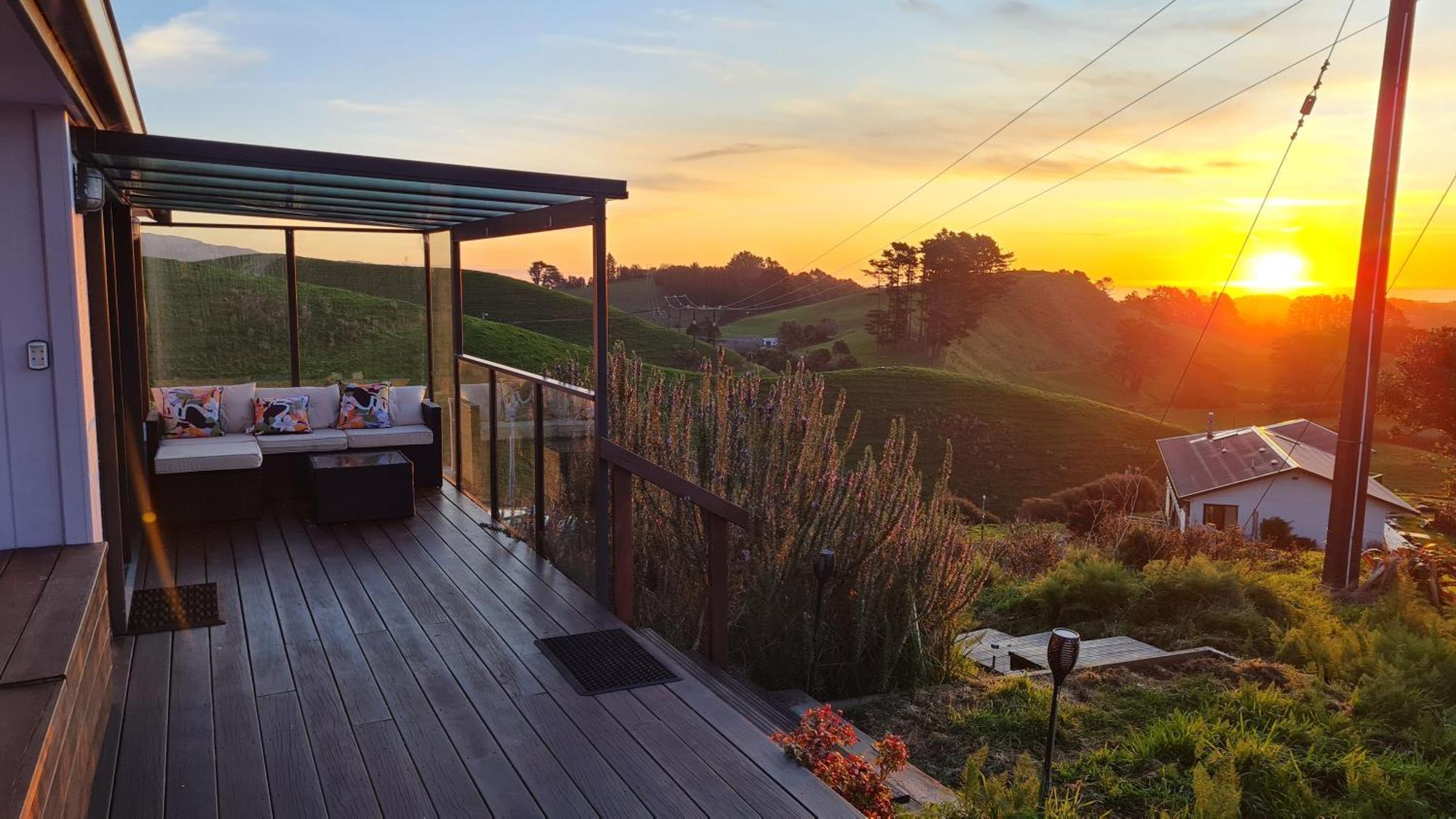 Cosy Country Cottage On A Sunny Hill New Plymouth Exterior photo